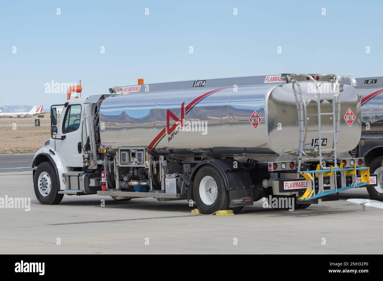 Jet Fuel Truck geparkt auf Rutan Field. Stockfoto