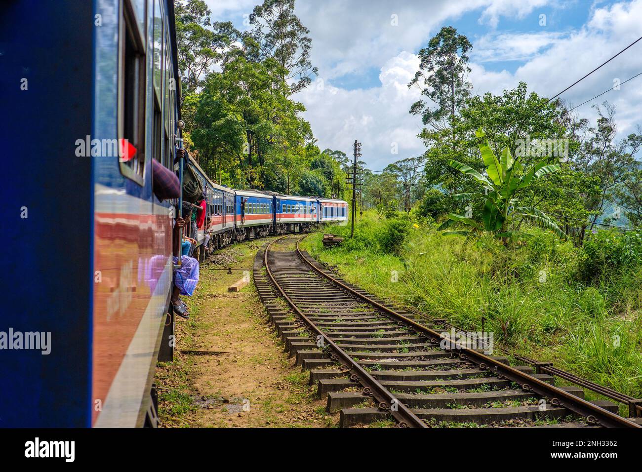 Sri Lanka, Blick vom Zug auf der Kandy zur Ella-Eisenbahn durch das Sri-lankische Hügelland Stockfoto