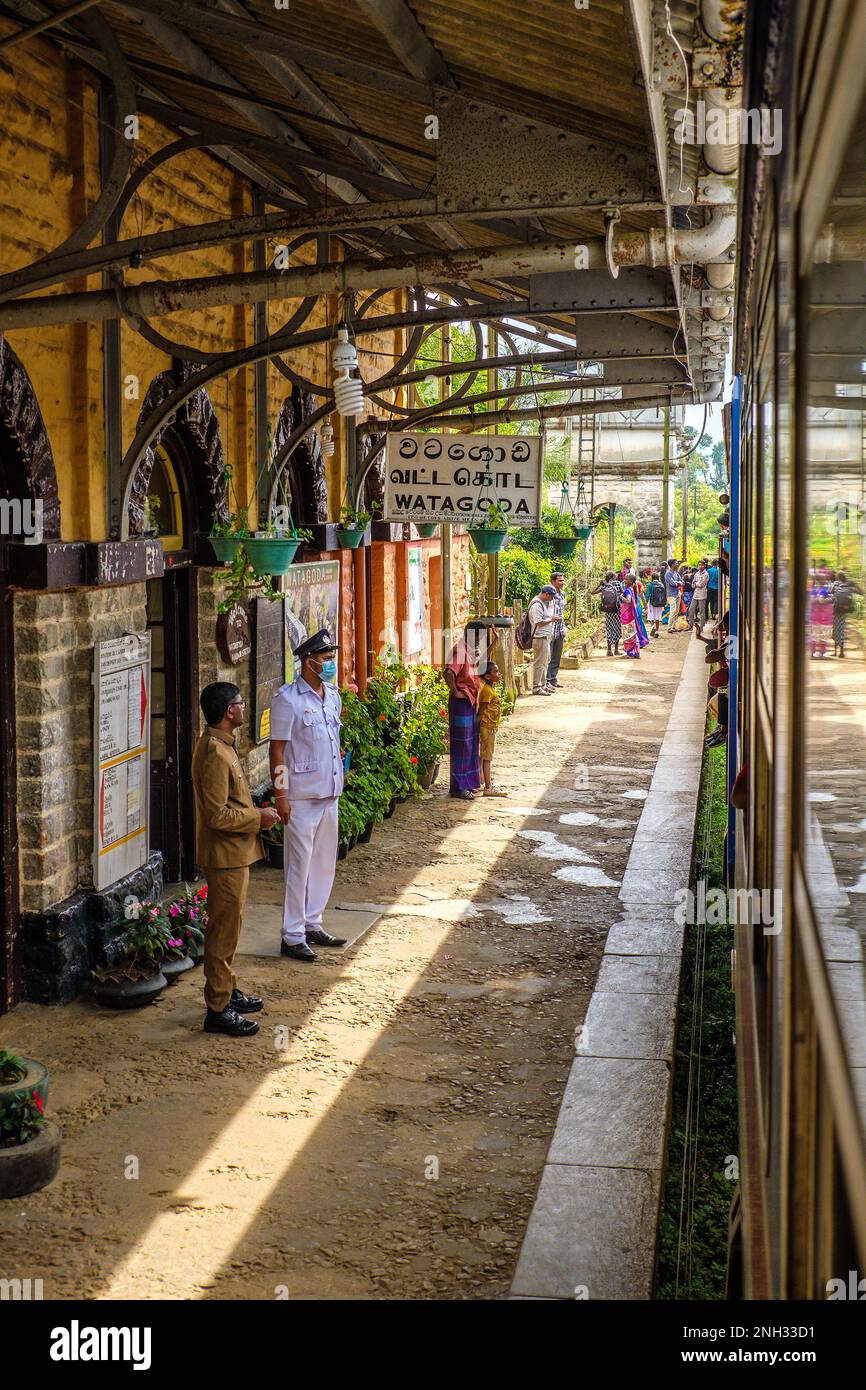 Sri Lanka, eine Station auf der Kandy zur Ella-Eisenbahn durch das Sri-lankische Hügelland Stockfoto
