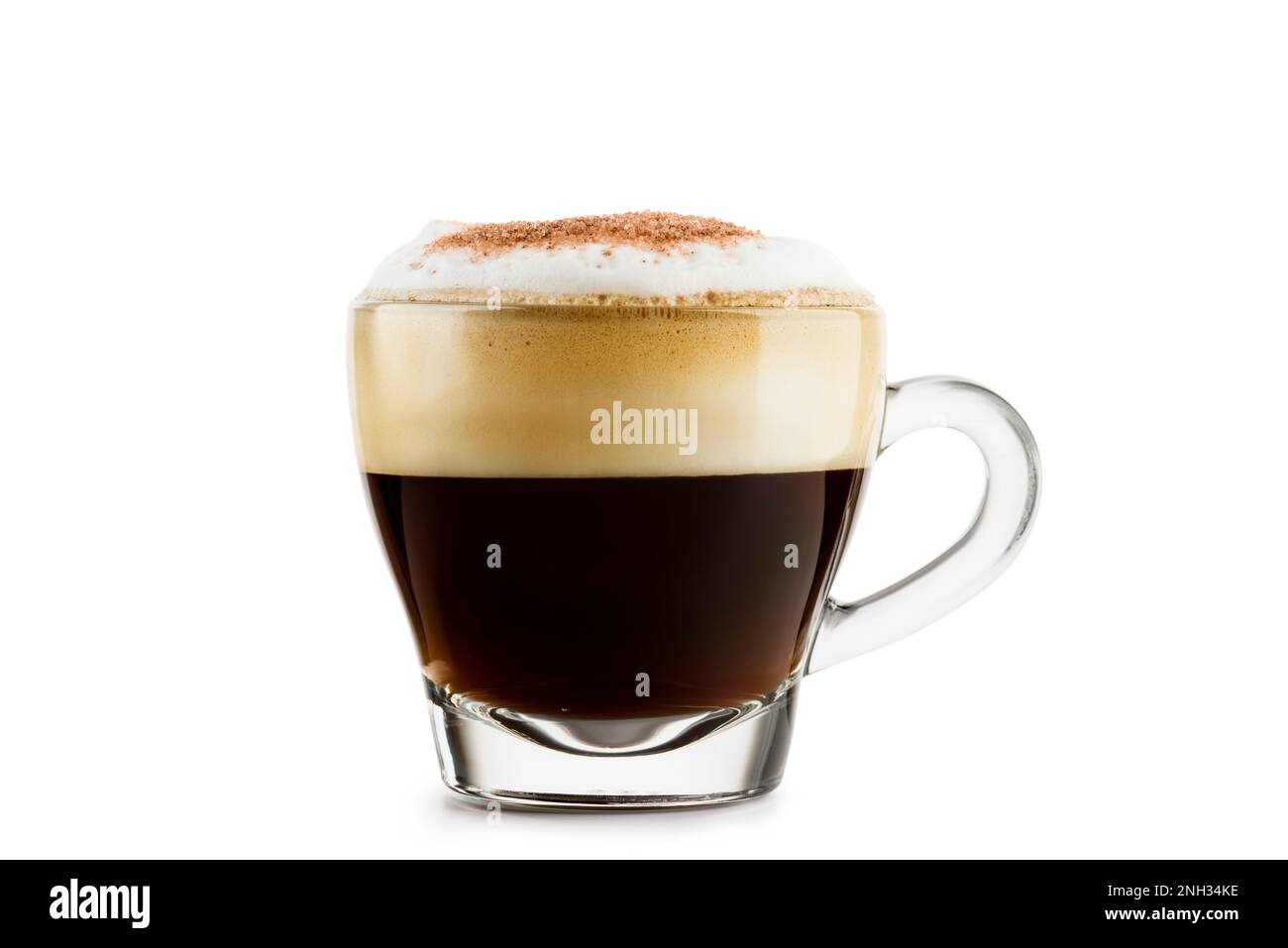 Cappuccino in einem Glasbecher auf weißem Hintergrund Stockfoto