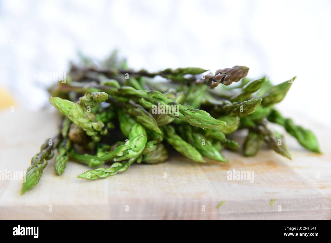 Ein Haufen wilder Spargel auf Holztisch Stockfoto