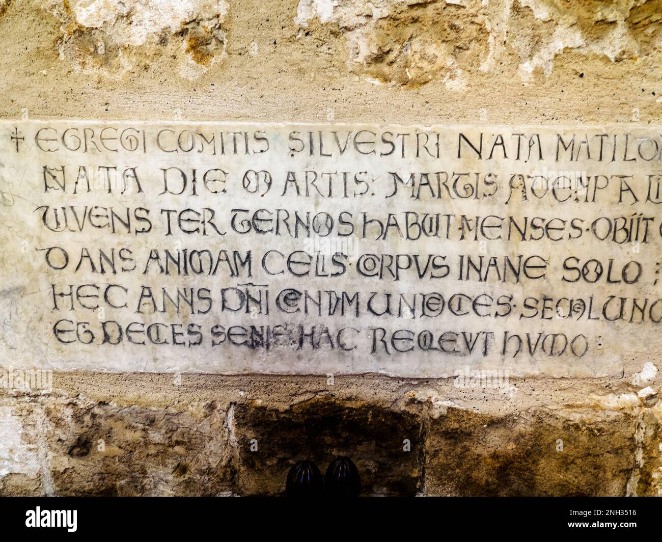 Grabstein aus dem Jahr 1161 mit Grabmal gewidmet Matilde Marsico, Tochter des Silvestro Grafen von Marsico in der Kirche San Cataldo - Palermo, Sizilien, Italien Stockfoto