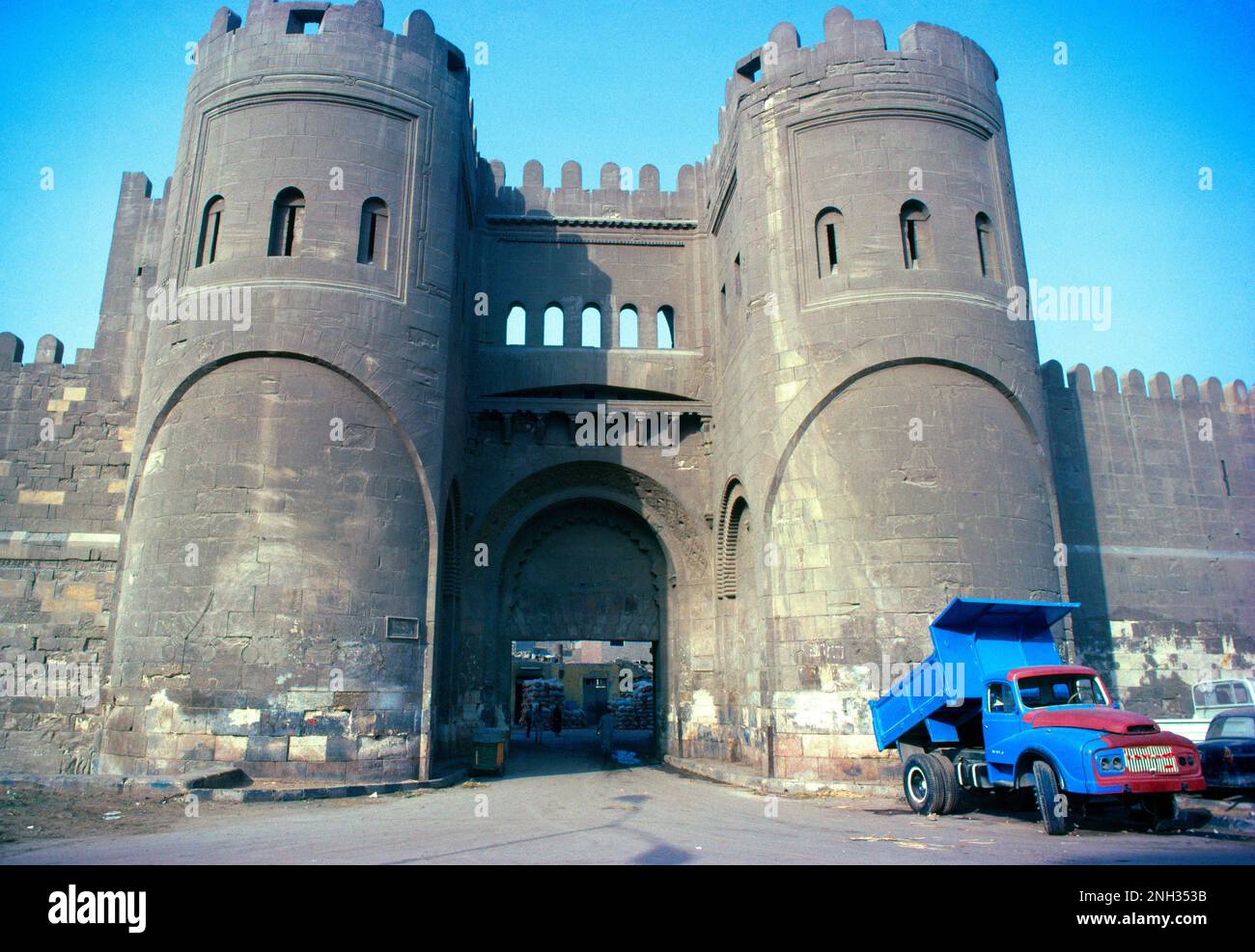 Kairo Egypt Bab El-Futuh (Eroberungstor) an der alten Stadtmauer am nördlichen Ende der Al-Muizz Straße Stockfoto