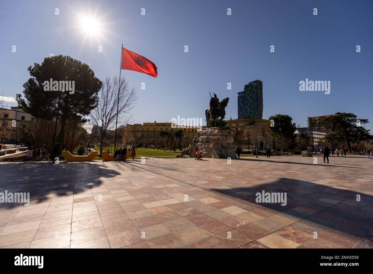 TIRANA, ALBANIEN - 5. Februar 2023: Statue von Skanderbeg, dem ...