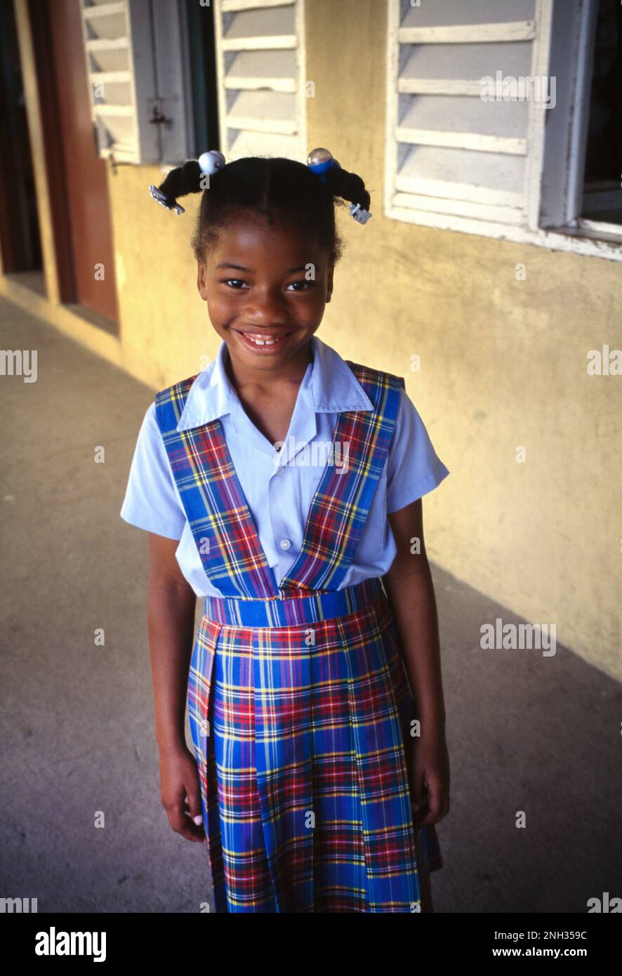 St.-Kitts-Porträt von Schulmädchen in Schuluniform Stockfoto