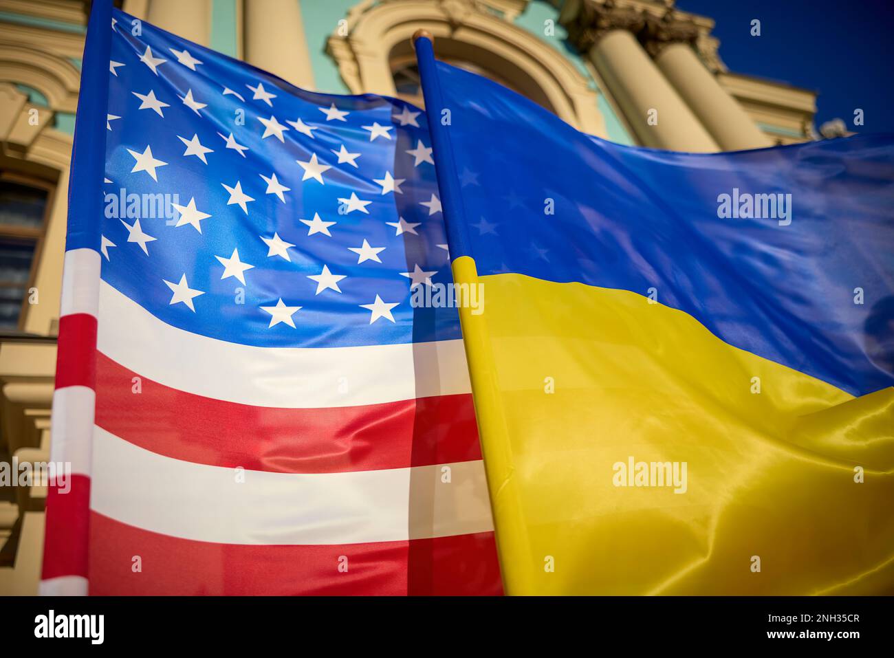 KIEW, UKRAINE - 20. FEBRUAR 2023 - USA Präsident JOE BIDEN machte eine 10-stündige Zugfahrt von Polen in die ukrainische Hauptstadt Kiew, wo er mit dem ukrainischen Präsidenten WOLODYMYR ZELENSKY zusammentraf. Bidens „unter dem Radar“-Besuch sollte das Engagement der Vereinigten Staaten für die Kriegsanstrengungen in der Ukraine und letztlich für den Frieden in der Region bekräftigen. In Kiew kündigte Präsident Biden eine neue Lieferung kritischer Ausrüstung für die Ukraine an. Dieses Paket umfasst Artilleriewaffen, Abwehrsysteme und Radarsysteme zur Luftüberwachung, um die ukrainische Bevölkerung vor Bombardierungen aus der Luft zu schützen. Foto: Amt Des Präsidenten Der Ukraine Stockfoto