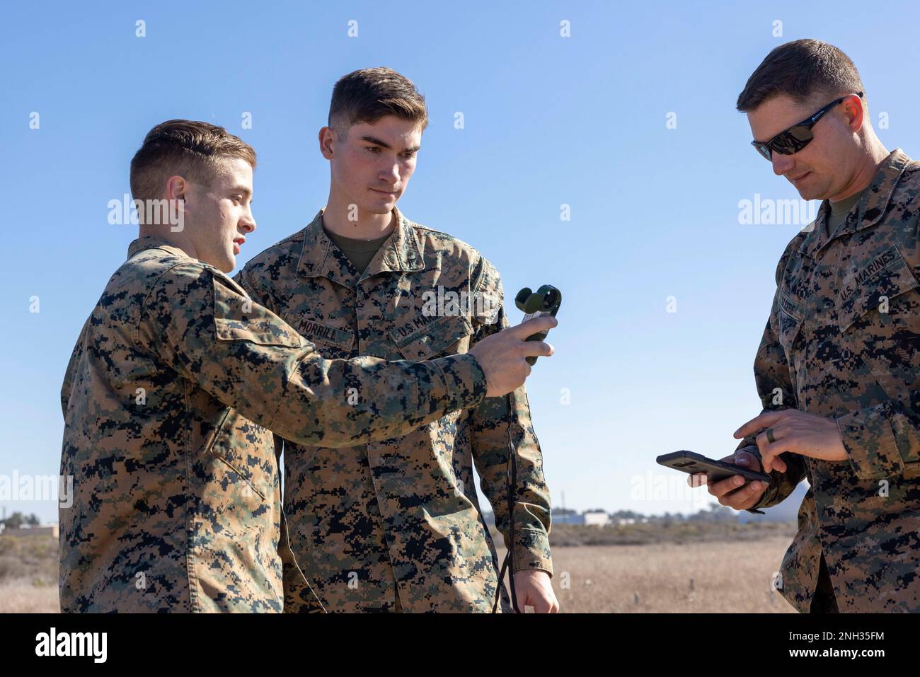 USA Meteorologie- und Ozeanografie-Analysten des Marine Corps mit dem 1. Intelligence Battalion, I Marine Expeditionary Force Information Group, bestimmen die windgeschwindigkeit während der Erfassung von Wetterdaten im Marine Corps Basislager Pendleton, Kalifornien, 9. Dezember 2022. Die Erfassung von Wetterdaten liefert den Kommandanten wichtige Informationen, die die Aktionen auf dem Schlachtfeld bestimmen können. Stockfoto