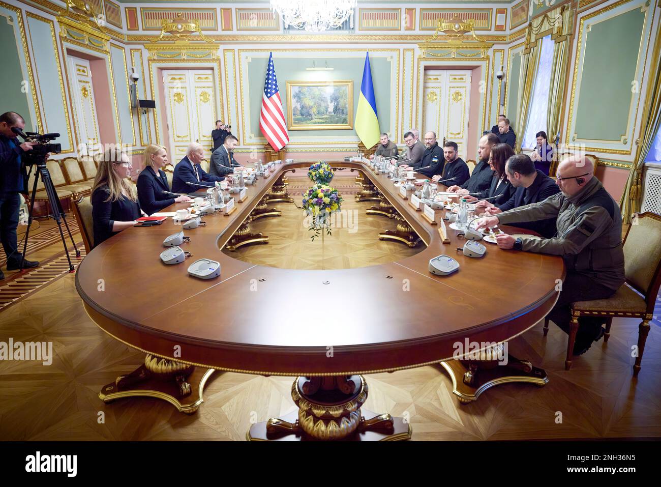 KIEW, UKRAINE - 20. FEBRUAR 2023 - USA Präsident JOE BIDEN machte eine 10-stündige Zugfahrt von Polen in die ukrainische Hauptstadt Kiew, wo er mit dem ukrainischen Präsidenten WOLODYMYR ZELENSKY zusammentraf. Bidens „unter dem Radar“-Besuch sollte das Engagement der Vereinigten Staaten für die Kriegsanstrengungen in der Ukraine und letztlich für den Frieden in der Region bekräftigen. In Kiew kündigte Präsident Biden eine neue Lieferung kritischer Ausrüstung für die Ukraine an. Dieses Paket umfasst Artilleriewaffen, Abwehrsysteme und Radarsysteme zur Luftüberwachung, um die ukrainische Bevölkerung vor Bombardierungen aus der Luft zu schützen. Foto: Amt Des Präsidenten Der Ukraine Stockfoto