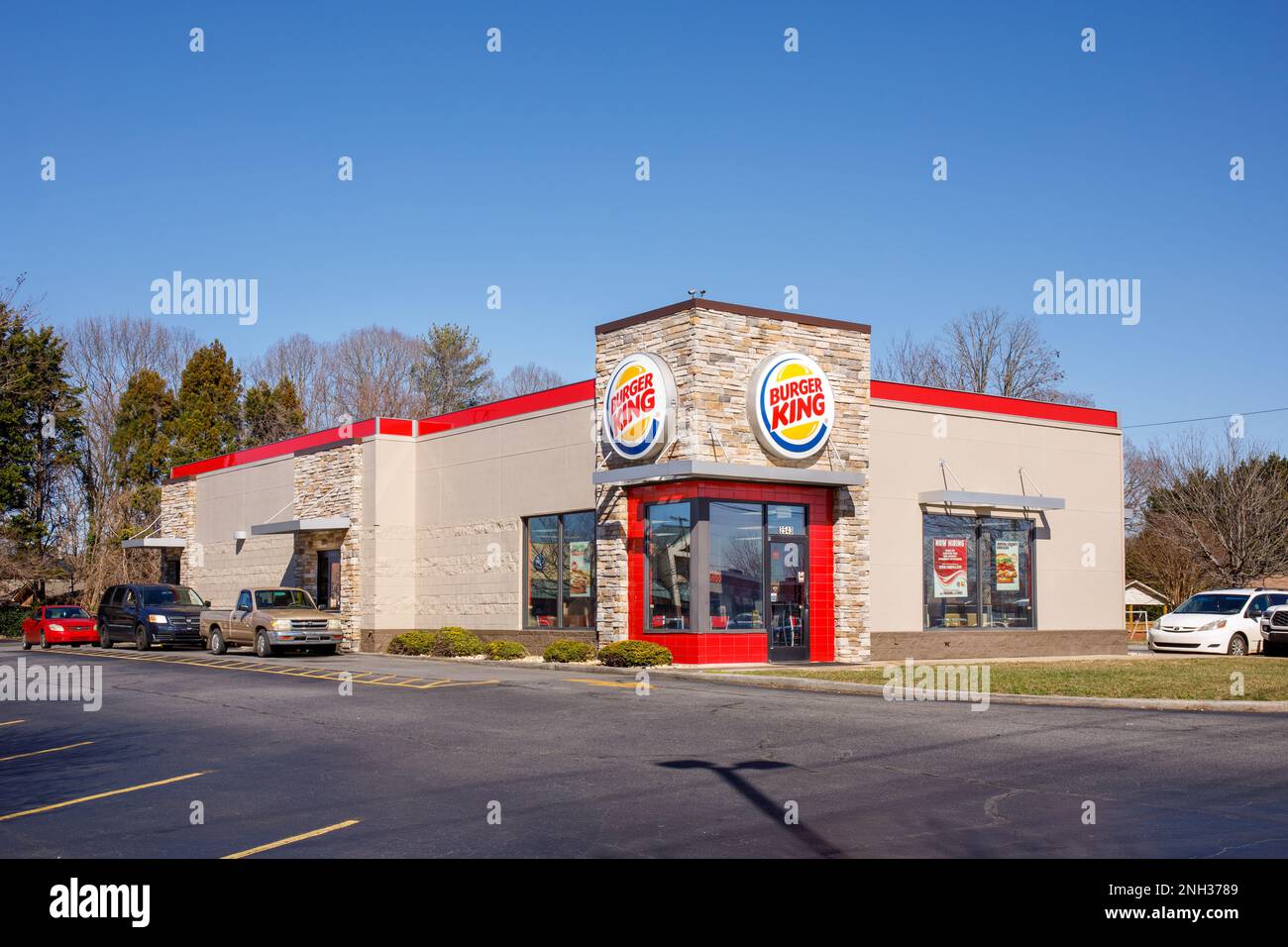 HICKORY, NC, USA-18. FEBRUAR 2023: Burger King Fast Food Restaurant. Gebäude, Schilder, Logo und Parkplatz. Sonniger, blauer Himmel. Stockfoto