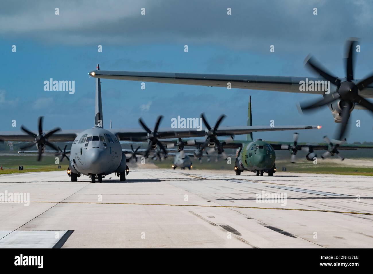 Sieben C-130-Flugzeuge aus den USA Air Force, Republic of Korea Air Force, Japan Air Self-Defense Force, Royal Australian Air Force und Royal New Zealand Air Force nehmen an einem Elefantenspaziergang Teil, der das Ende der Operation Christmas Drop 2022 symbolisiert, Andersen Air Force Base, Guam, 10. Dezember 2022. Operation Christmas Drop ist die am längsten laufende humanitäre Mission des Verteidigungsministeriums, die Inselgemeinden im gesamten Westpazifik kritische Hilfe leistet und gleichzeitig die Flugbesatzung in die Lage versetzt, wichtige Fähigkeiten zu verbessern, die für zukünftige Einsätze benötigt werden. Stockfoto