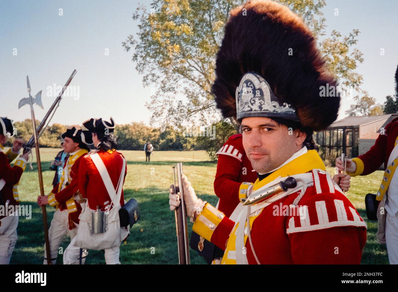 Ein (britischer) Red Coat Soldier steht mit seinen Truppen mit einer Muskete in der Hand während der Nachstellung der Schlacht um den Revolutionskrieg von Newbury. Das Bild war ca. Stockfoto