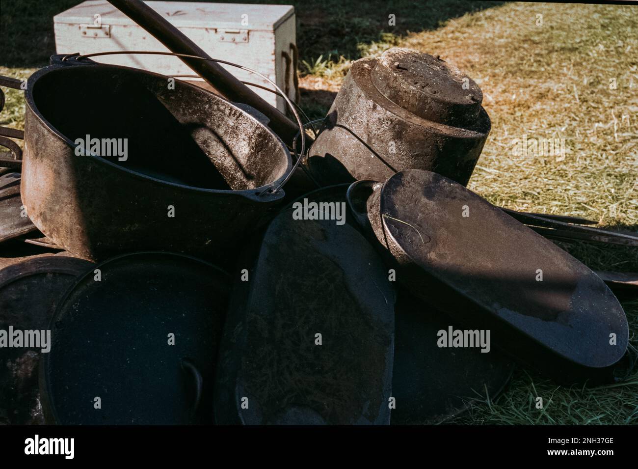 Töpfe und Pfannen, die gestapelt wurden, um in einem britischen Lager aus der Kolonialzeit während der Nachstellung der Schlacht von Newbury im Unabhängigkeitskrieg gereinigt zu werden. Das Bild wurde aufgenommen Stockfoto