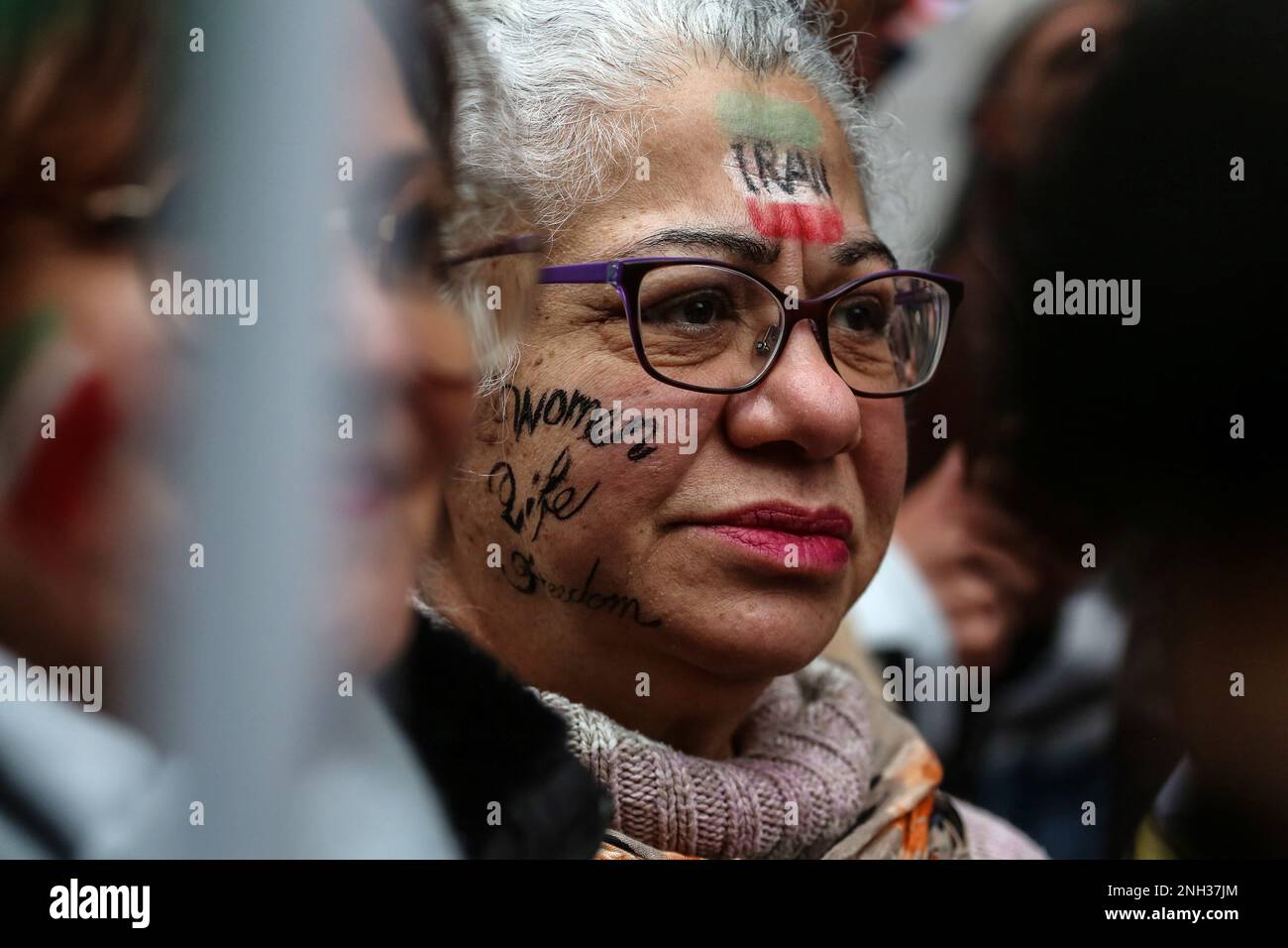 Brüssel, Region Brüssel-Hauptstadt, Belgien. 20. Februar 2023. Ein Demonstrant zeigt die iranische Flagge auf der Stirn während eines Protests zur Unterstützung der iranischen Widerstandsbewegung am Rande eines Treffens der Außenminister am Sitz der Europäischen Union in Brüssel, Belgien, am 20. Februar 2023. (Kreditbild: © Valeria Mongelli/ZUMA Press Wire) NUR REDAKTIONELLE VERWENDUNG! Nicht für den kommerziellen GEBRAUCH! Stockfoto