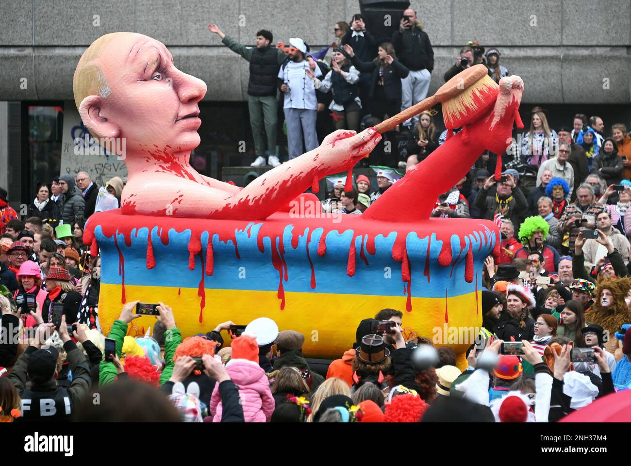 Rosenmontags-Prozession in Düsseldorf; Themenwagen von Jaques Tilly: Putins Aggressionskrieg in der Ukraine. Stockfoto