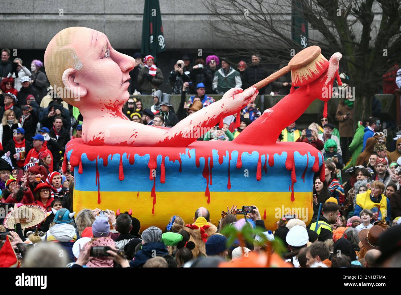 Rosenmontags-Prozession in Düsseldorf; Themenwagen von Jaques Tilly: Putins Aggressionskrieg in der Ukraine. Stockfoto