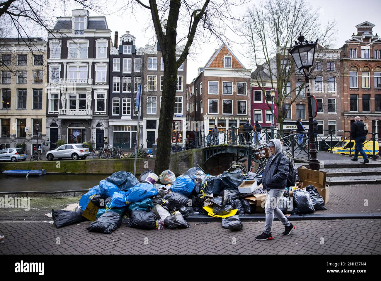 AMSTERDAM - im Stadtzentrum von Amsterdam nimmt die Abfallmenge auf den Straßen am ersten Tag des Streiks der Müllsammler zu. Kommunalbeamte haben sich für einen besseren Tarifvertrag eingesetzt. ANP RAMON VAN FLYMEN niederlande raus - belgien raus Stockfoto