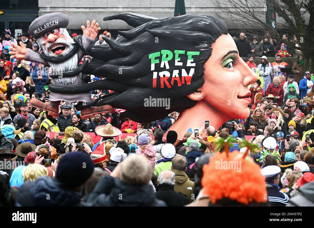 Rosenmontags-Prozession in Düsseldorf; Themenwagen von Jaques Tilly: Freier Iran Stockfoto