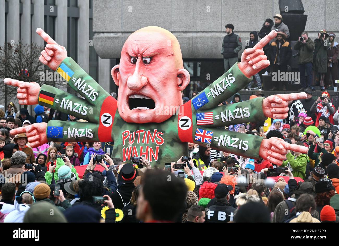 Rosenmontags-Prozession in Düsseldorf; Themenwagen von Jaques Tilly: Putins Aggressionskrieg in der Ukraine. Stockfoto