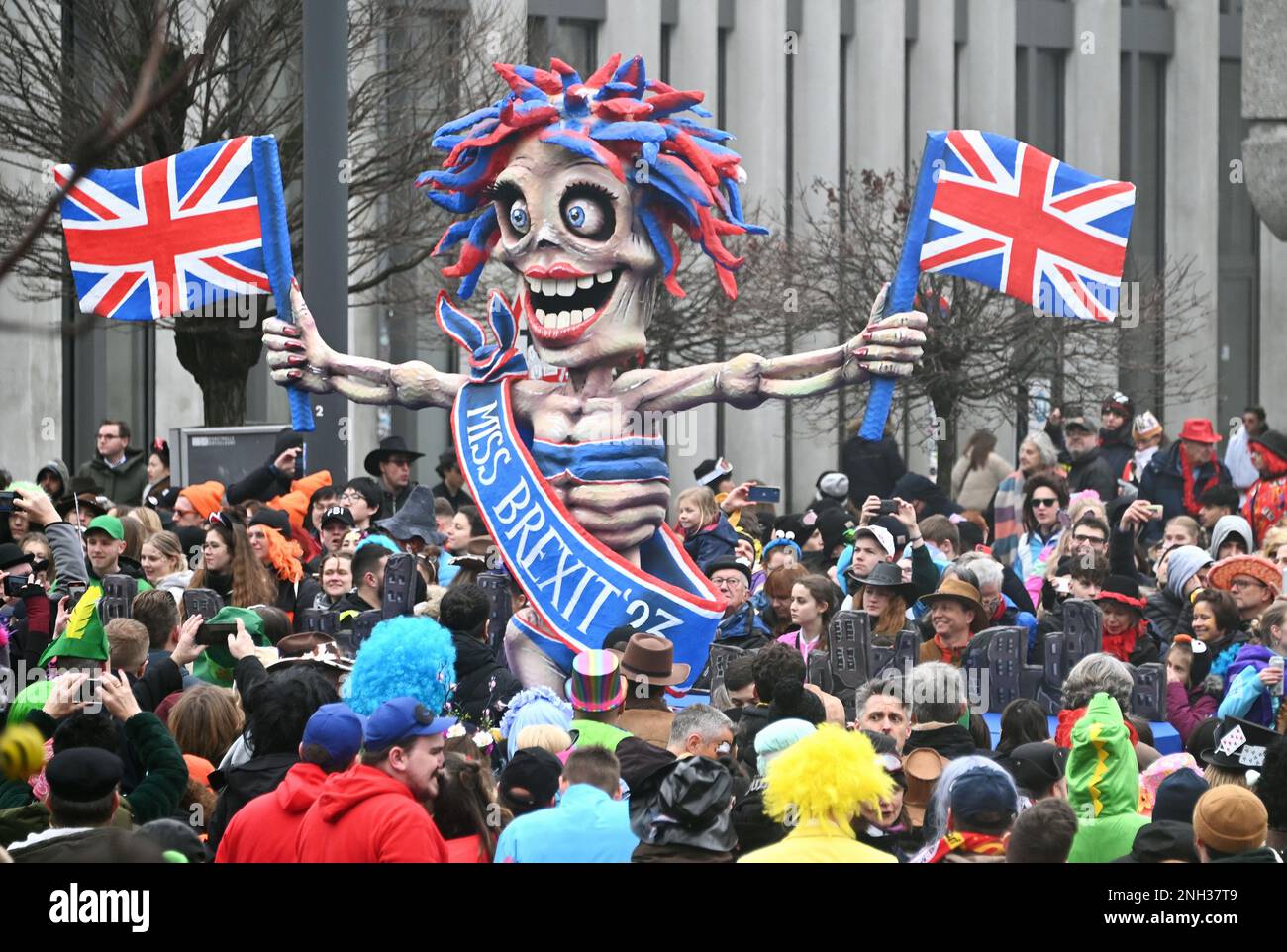Rosenmontags-Prozession in Düsseldorf; Themenflotte von Jaques Tilly: Brexit. Stockfoto