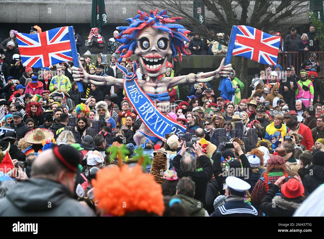 Rosenmontags-Prozession in Düsseldorf; Themenflotte von Jaques Tilly: Brexit. Stockfoto