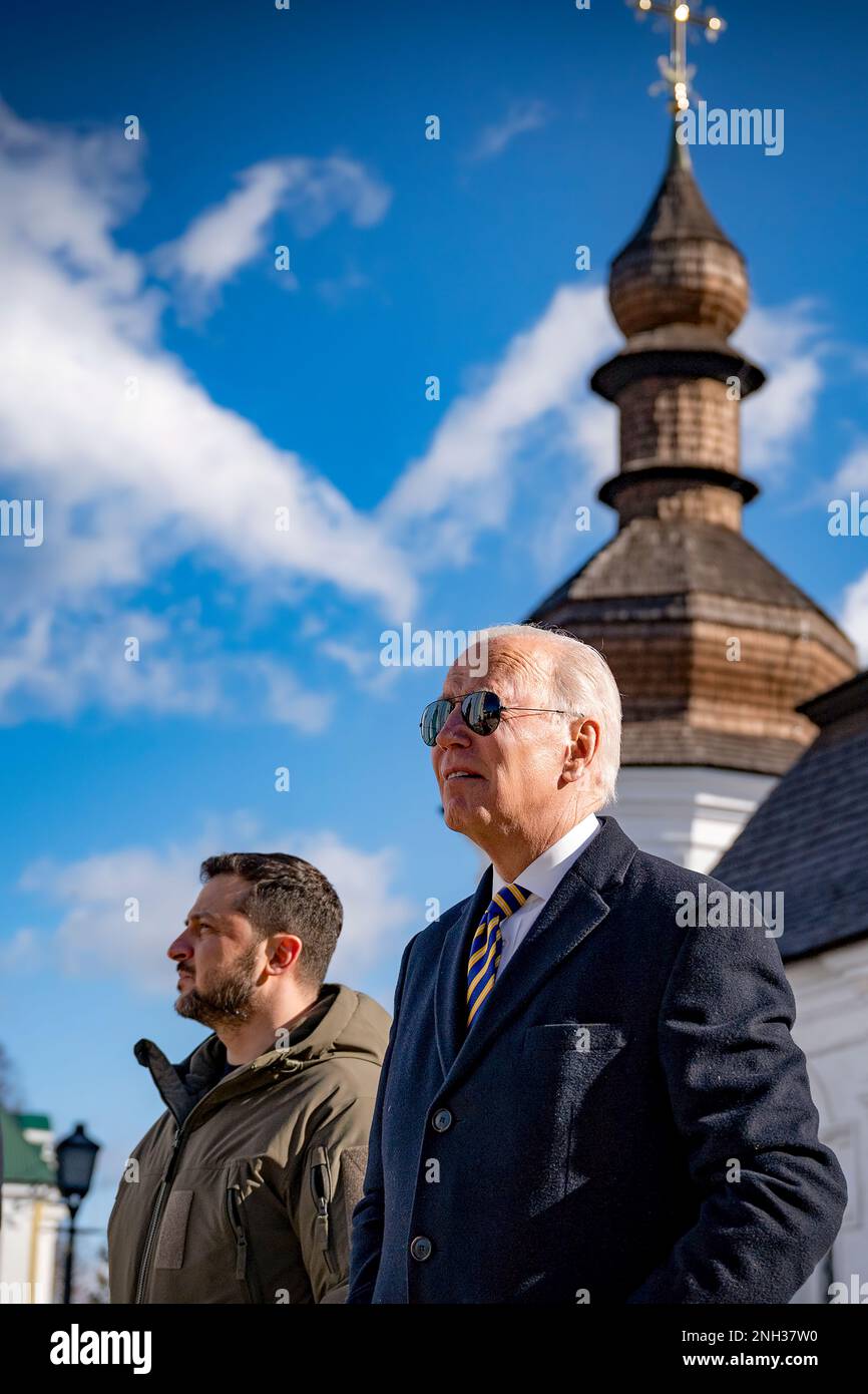 KIEW, UKRAINE - 20. FEBRUAR 2023 - USA Präsident JOE BIDEN machte eine 10-stündige Zugfahrt von Polen in die ukrainische Hauptstadt Kiew, wo er mit dem ukrainischen Präsidenten WOLODYMYR ZELENSKY zusammentraf. Bidens „unter dem Radar“-Besuch sollte das Engagement der Vereinigten Staaten für die Kriegsanstrengungen in der Ukraine und letztlich für den Frieden in der Region bekräftigen. In Kiew kündigte Präsident Biden eine neue Lieferung kritischer Ausrüstung für die Ukraine an. Dieses Paket umfasst Artilleriewaffen, Abwehrsysteme und Radarsysteme zur Luftüberwachung, um die ukrainische Bevölkerung vor Bombardierungen aus der Luft zu schützen. Foto: Amt Des Präsidenten Der Ukraine Stockfoto