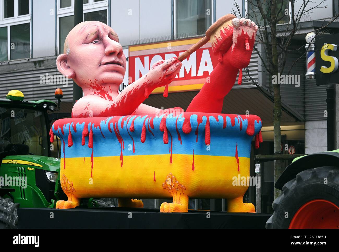 Rosenmontagszug in Düsseldorf; Themenwechsel von Jaques Tilly: Putins Aggressionskrieg in der Ukraine. Stockfoto