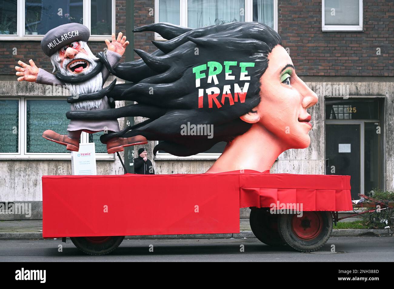 Rosenmontags-Prozession in Düsseldorf; Themenwagen von Jaques Tilly: Freier Iran Stockfoto