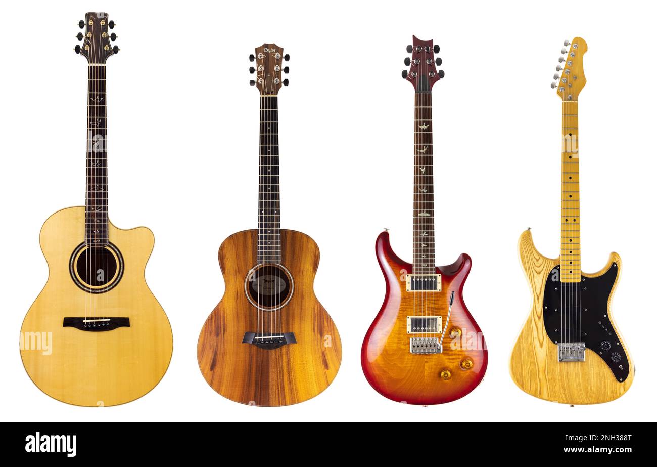 Gitarren vier Gitarren auf weißem Hintergrund, zwei Akustikgitarren und zwei Elektrogitarren Stockfoto