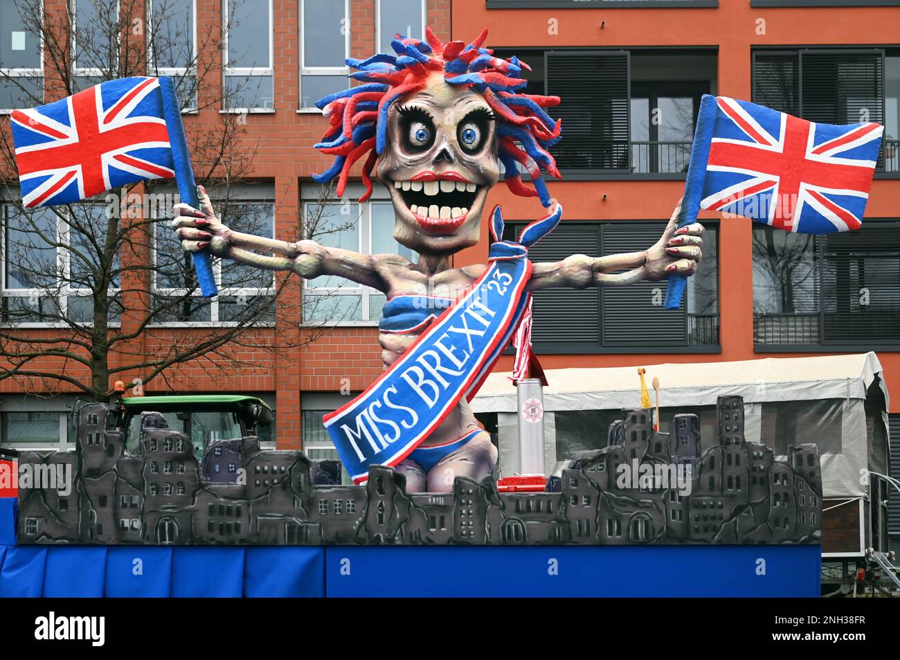 Rosenmontags-Prozession in Düsseldorf; Themenflotte von Jaques Tilly: Brexit. Stockfoto