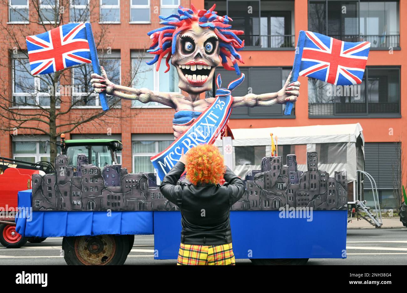Rosenmontags-Prozession in Düsseldorf; Themenflotte von Jaques Tilly: Brexit. Stockfoto