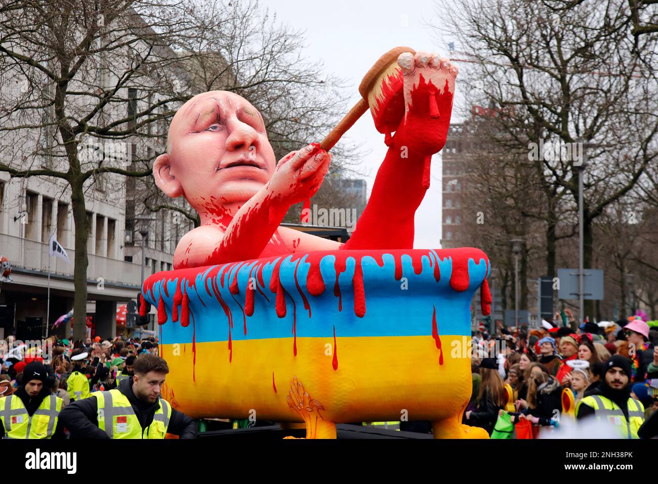 Rosenmontagszug in Düsseldorf, Mottowagen von Jacques Tilly Putin