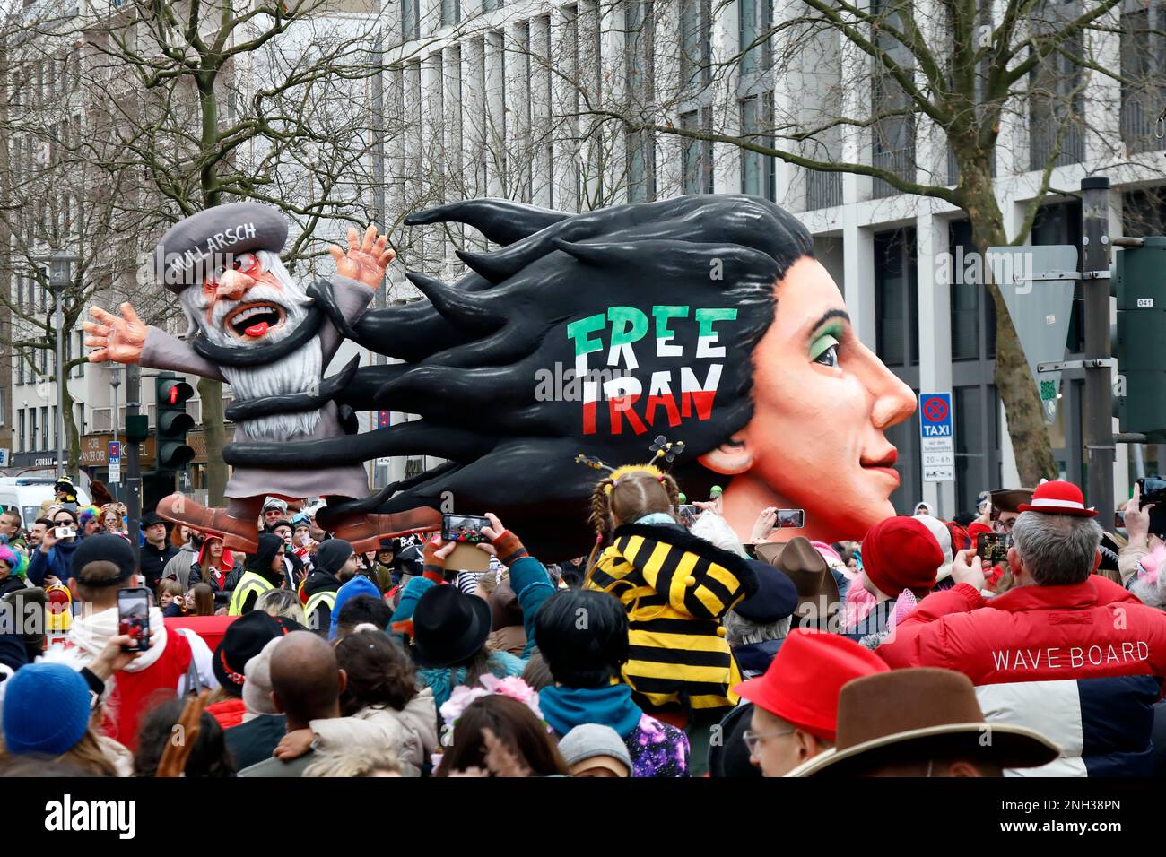 Shrove-Montags-Prozession in Düsseldorf, thematischer Karnevalswagen des Designers Jacques Tilly: Freier Iran Stockfoto