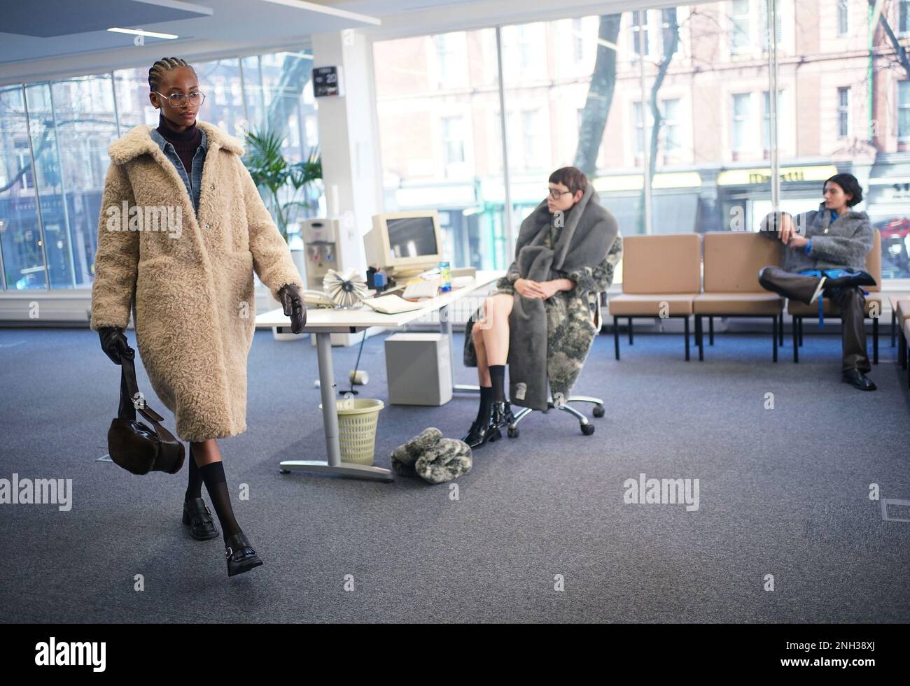 Modelle auf dem Laufsteg während der Jakke-Präsentation in Holborn Hall, im Zentrum von London, während der London Fashion Week 2023. Foto: Montag, 20. Februar 2023. Stockfoto