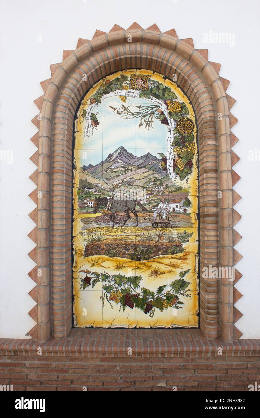 Gefliestes Wandgemälde, das die Weinindustrie darstellt, Paseo de las Tradiciones, Cómpeta, Axarquía Málaga, Andalusien, Südspanien. Stockfoto