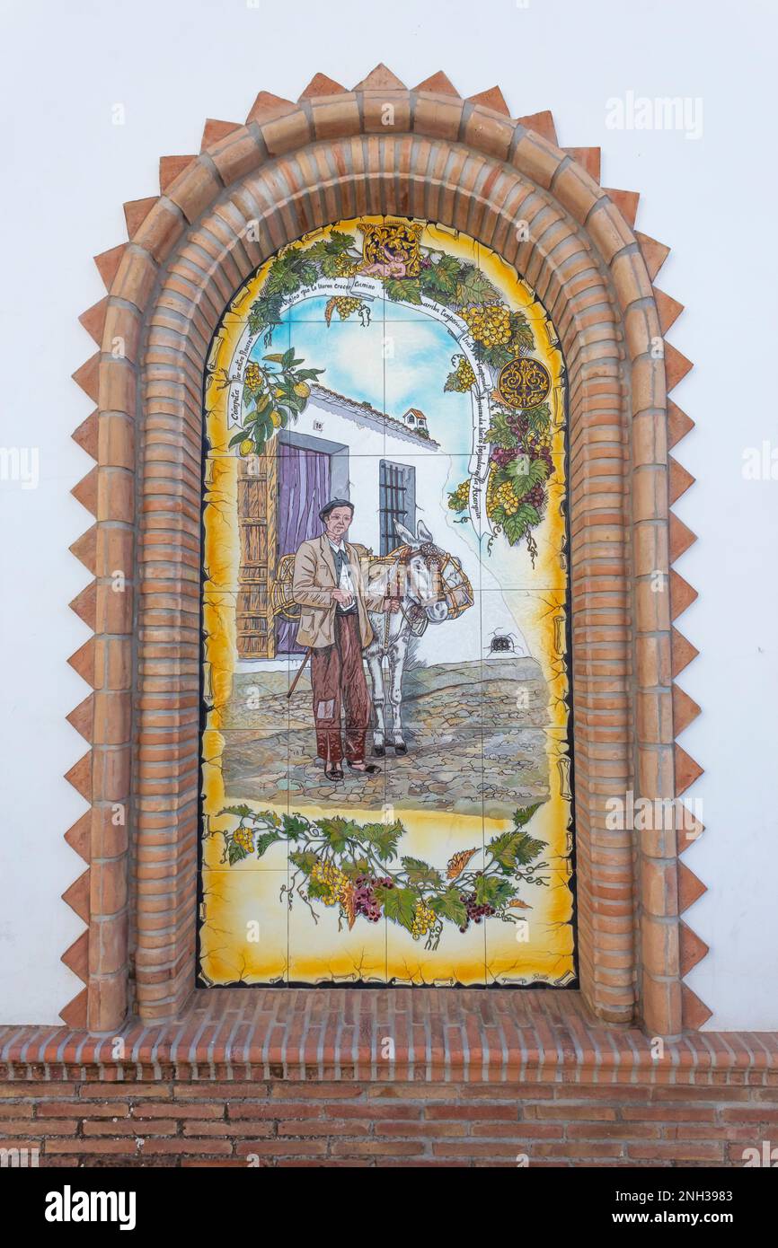 Gefliestes Wandgemälde, das die Weinindustrie darstellt, Paseo de las Tradiciones, Cómpeta, Axarquía Málaga, Andalusien, Südspanien. Stockfoto