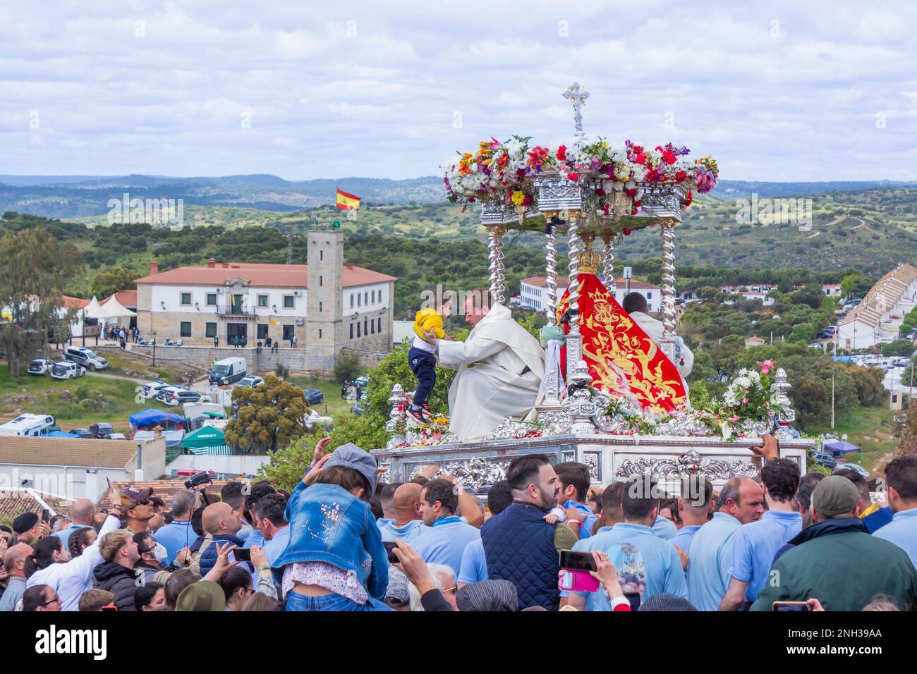 Andujar, Provinz Jaen, Spanien. Jährliche Romeria von La Virgen de la Cabeza. Thron mit Statue von La Virgen und zwei Priestern, die unter mehreren getragen werden Stockfoto