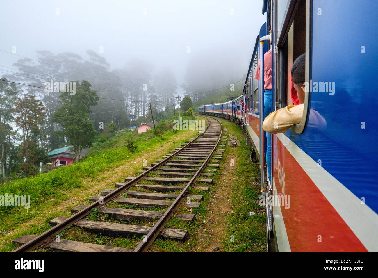 Sri Lanka, Blick vom Zug auf der Kandy zur Ella-Eisenbahn durch das Sri-lankische Hügelland Stockfoto
