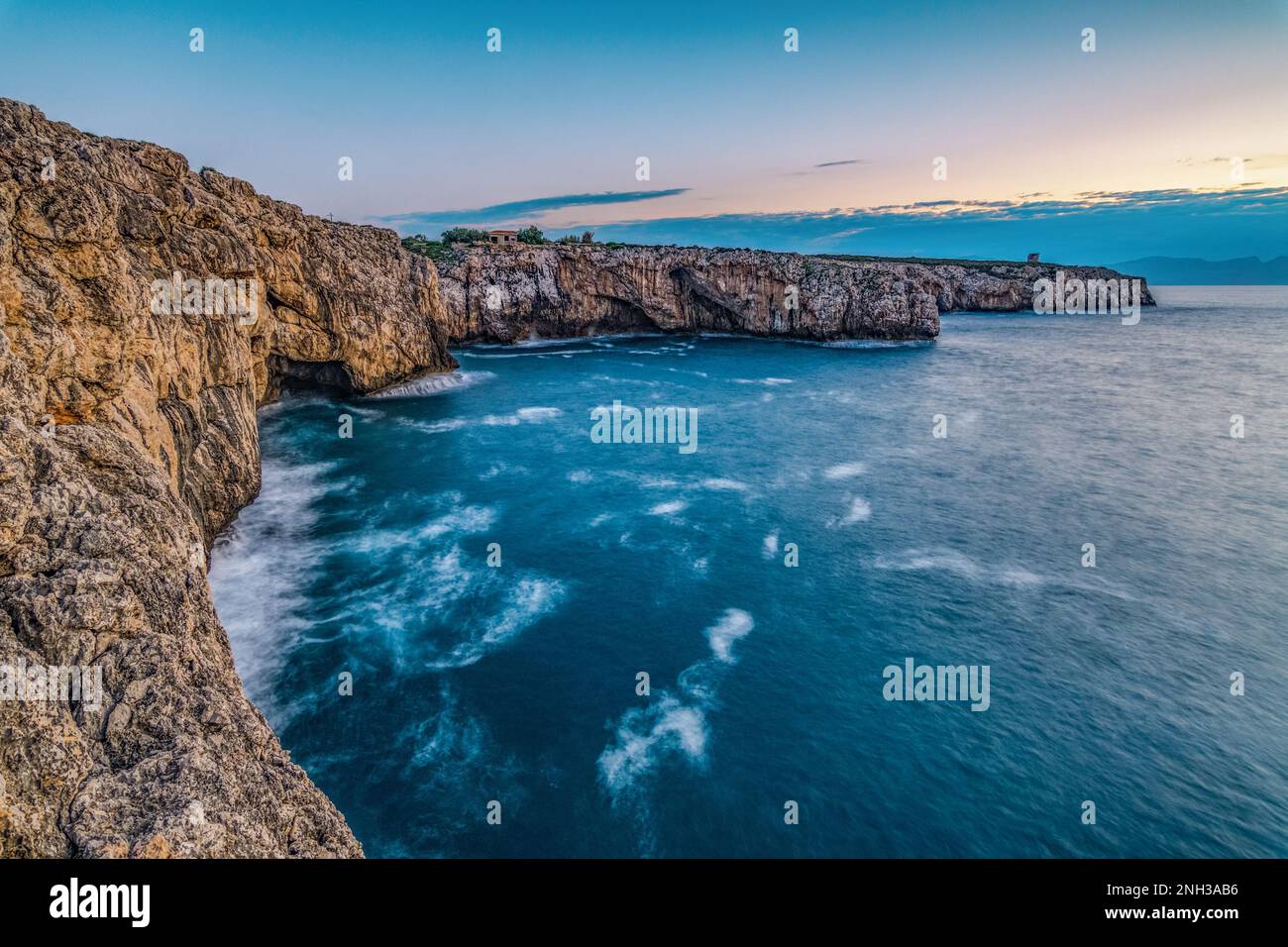 Panoramablick auf die sizilianischen Küsten in der Abenddämmerung von Capo Rama, Terrasini Stockfoto