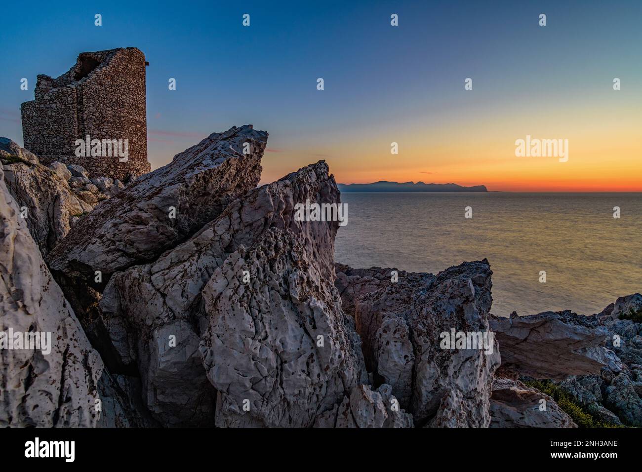 Der alte Küstenturm von Capo Rama in der Abenddämmerung, Sizilien Stockfoto