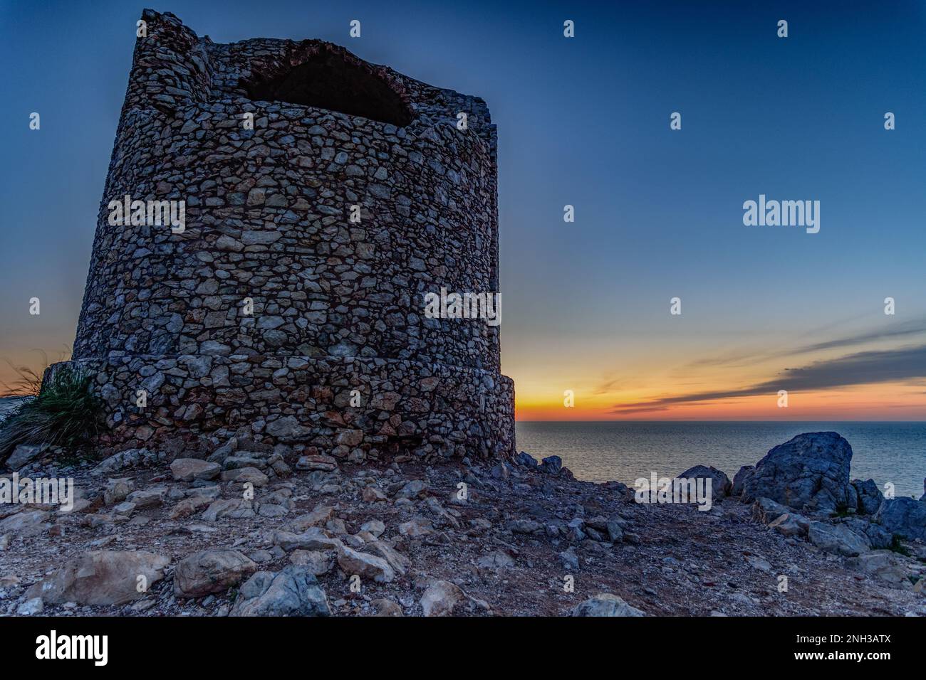 Der alte Küstenturm von Capo Rama in der Abenddämmerung, Sizilien Stockfoto