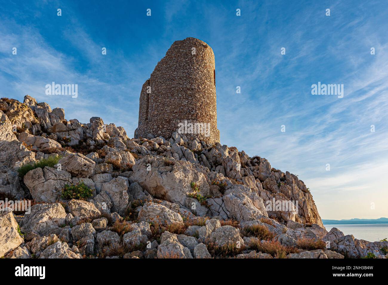 Der alte Küstenturm von Capo Rama, Sizilien Stockfoto
