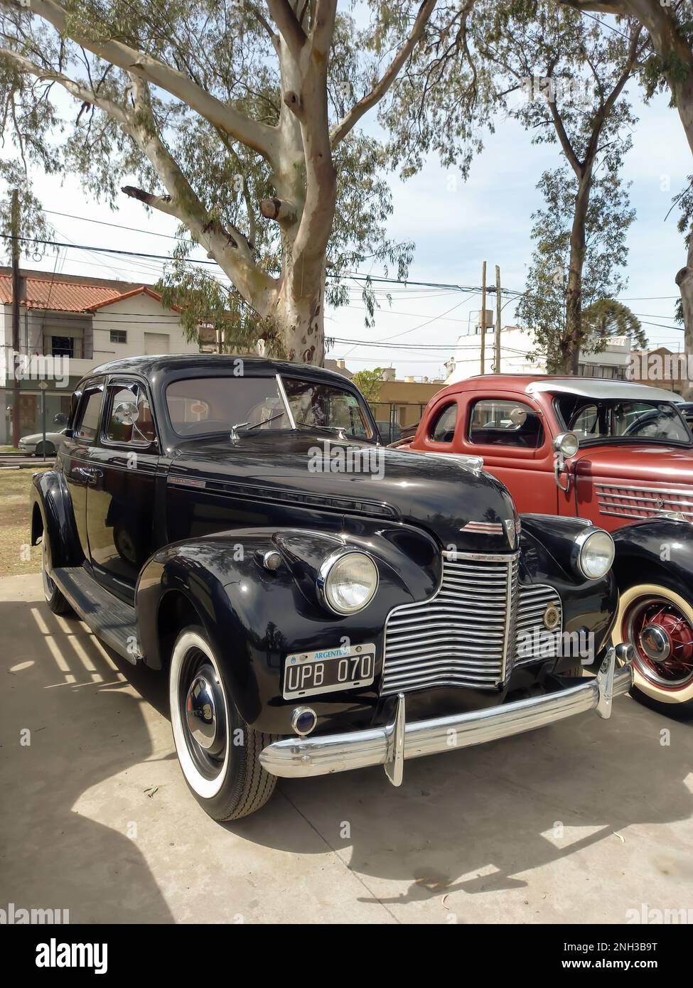 Alte schwarze 1940 Chevrolet Chevy Master Sportlimousine von GM in einem Park. Sonniger Tag. AAA 2022 Oldtimer-Show. Vorderansicht. Kühlergrill Stockfoto