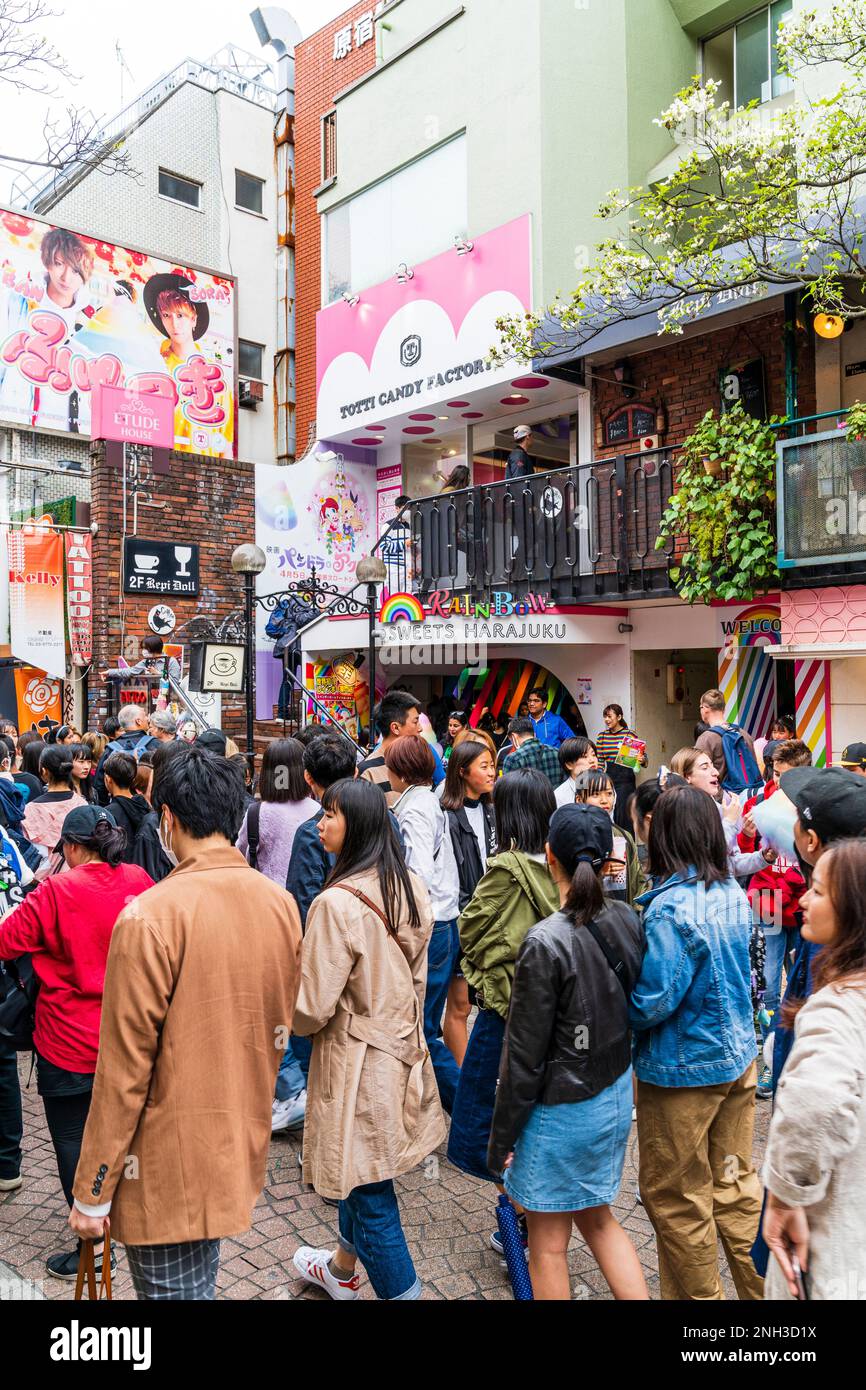 Harajuku, Tokio. Die Menschenmassen gehen vorbei am Rainbow Sweets Harajuku Store und der Totti Candy Factory, berühmt für ihre riesigen Zuckerwatte. Tagsüber. Stockfoto