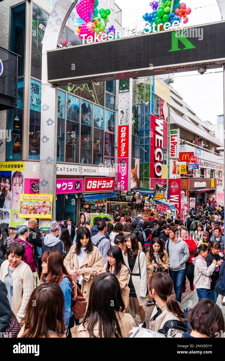 Takeshita Straße Eingang in Harajuku, Tokio. Blick entlang er berühmte Fußgängerzone mit Japanischen und ausländischen Touristen überfüllt. Tagsüber. Stockfoto