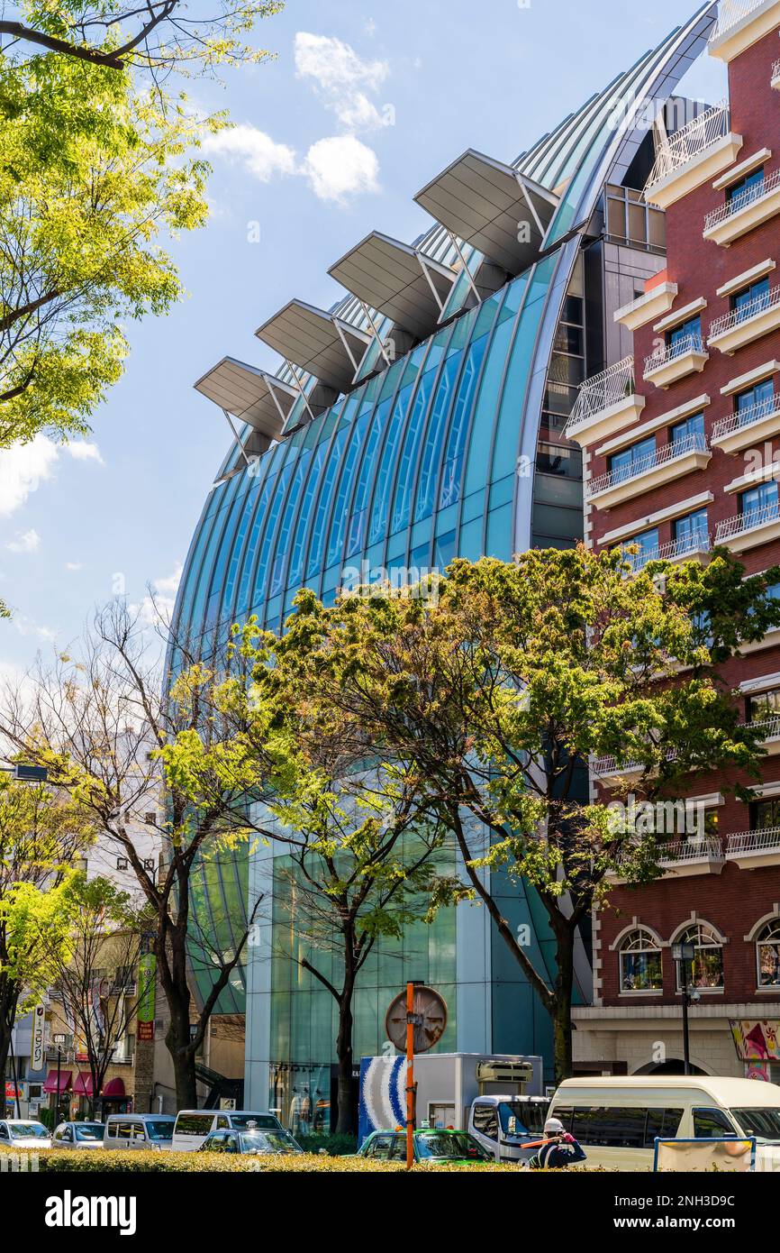 Der Zara Harajuku Store, eine spanische Modekette, entlang der Jingumae Street. Bäume vor dem Gebäude, tagsüber im Frühling mit blauem Himmel. Stockfoto