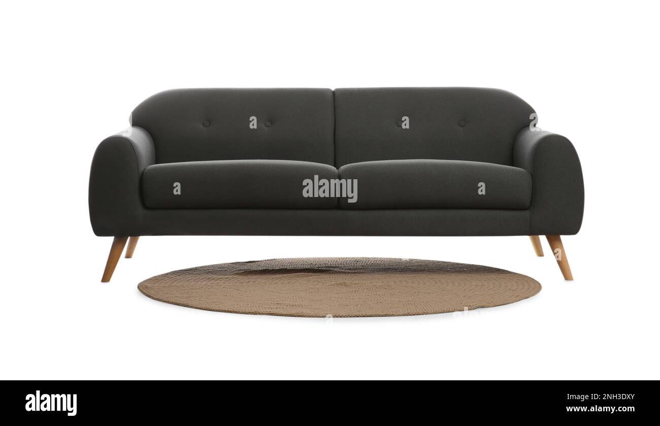 Komfortables graues Sofa und Teppich auf weißem Hintergrund. Wohnzimmermöbel Stockfoto