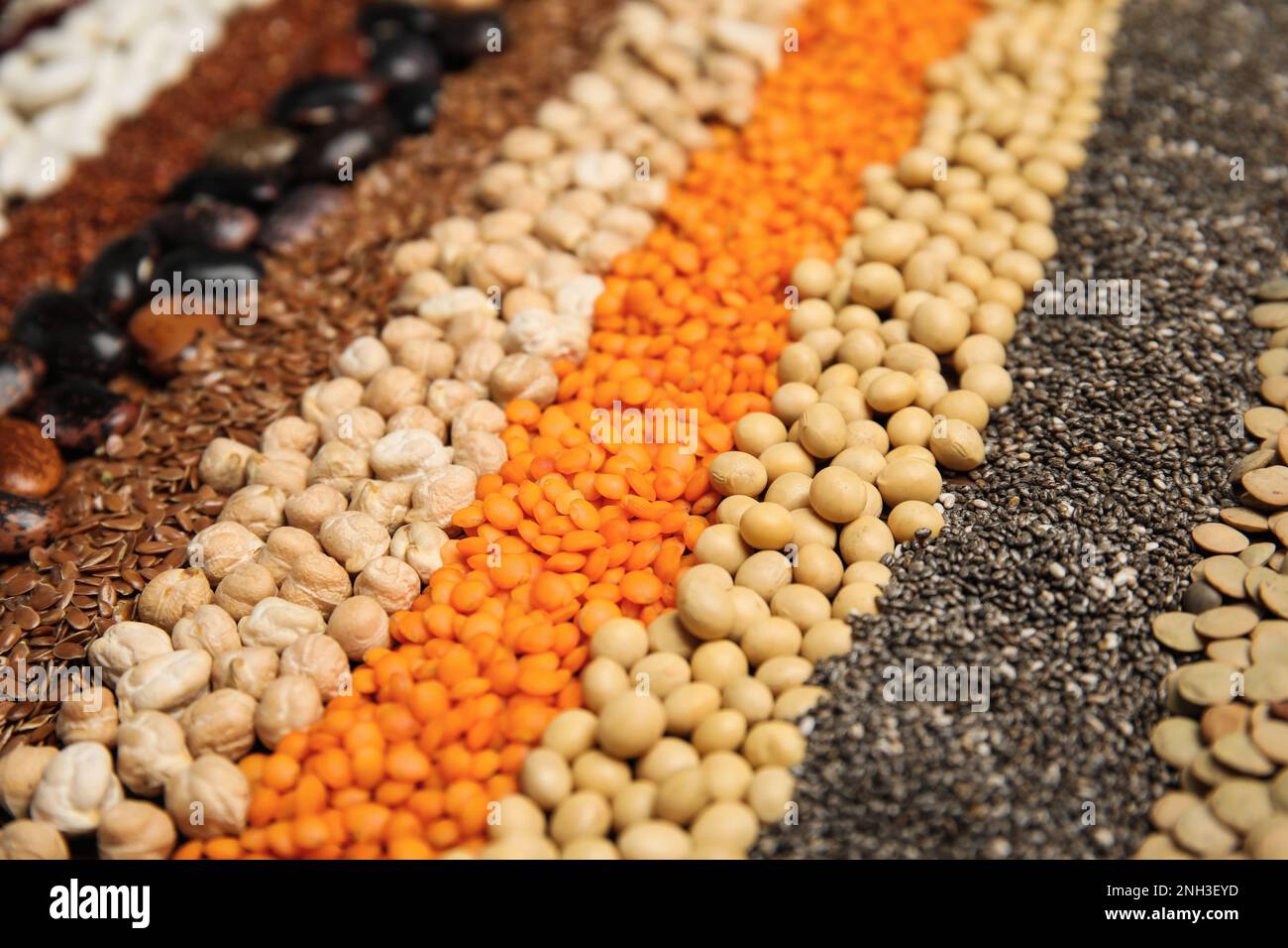 Verschiedene Körner und Samen als Hintergrund, Nahaufnahme. Vegetarische Diät Stockfoto
