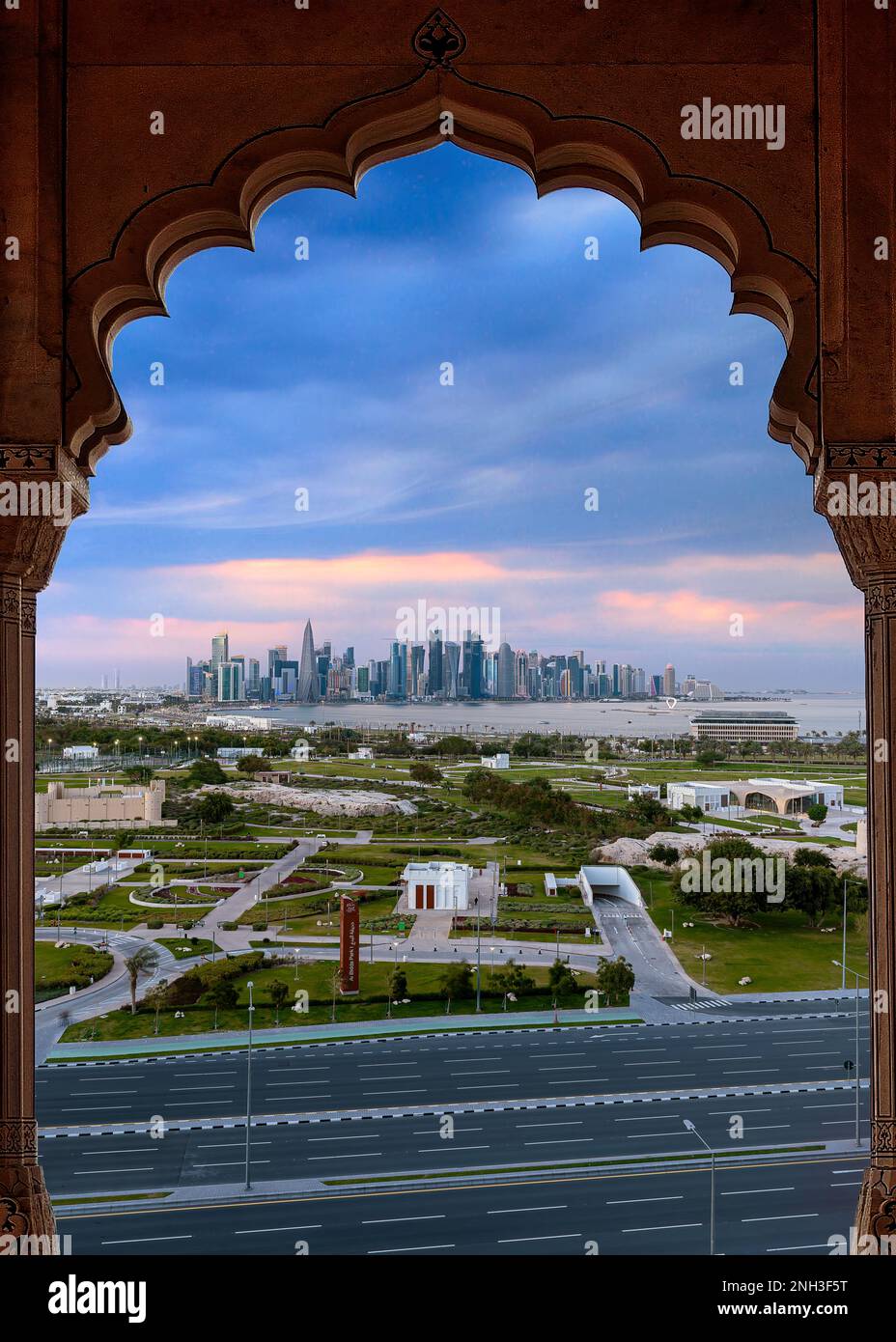 Die Panorama-Skyline von Doha, Katar bei Sonnenaufgang Stockfoto