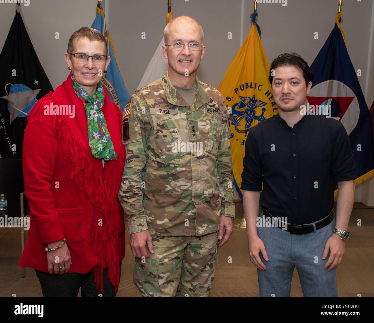 USA Army LT. General Ronald J. Place, DHA Director, und seine Frau Carol treffen sich mit DHA-Mitarbeitern auf einer Abschiedsveranstaltung mit der Belegschaft am 9. Dezember im Hauptsitz von Defense Health in Falls Church, Virginia. Am 3. Januar 2023, nachdem er als dritter Direktor der Agentur tätig war, wird er nach 36 Jahren Dienst für die Nation, die Armee und das militärische Gesundheitssystem in den Ruhestand gehen. Stockfoto