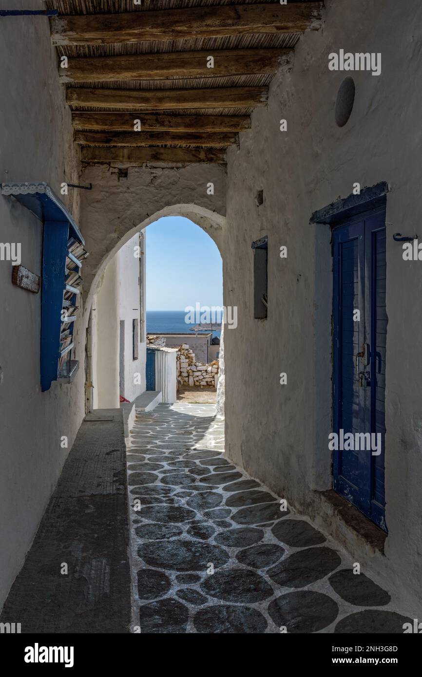 Charakteristische Bogenpassage im Dorf Chorio, Kimolos Stockfoto